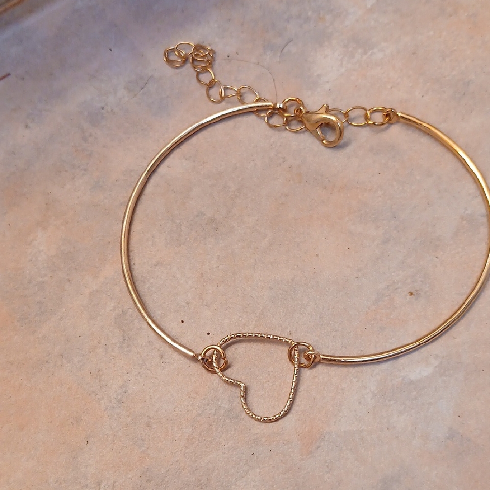 Elegant Gold Heart Bracelet